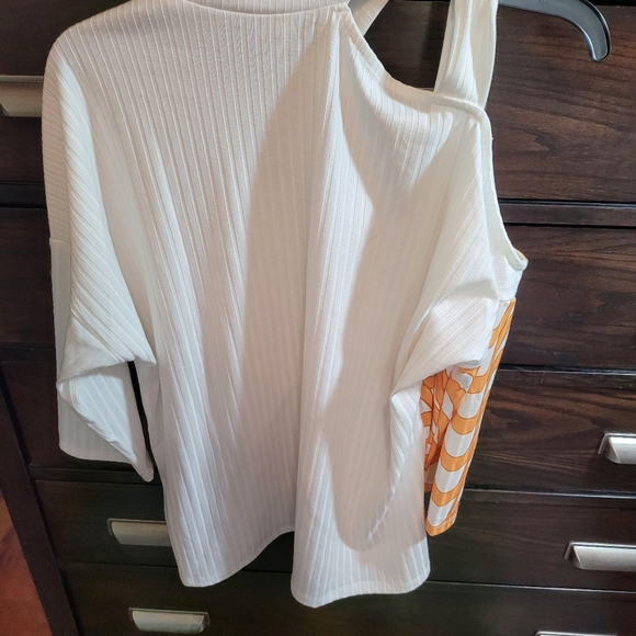 NWOT  Ladies open shoulder top - Picture 3 of 3